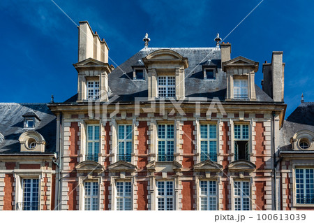 The Place des Vosges in Paris 100613039