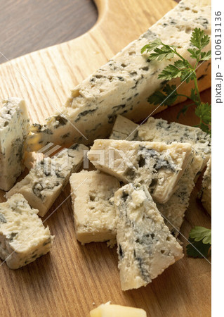 新鮮で美味しいブルーチーズ 新鮮で美味しいブルーチーズ 100613136