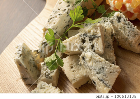 新鮮で美味しいブルーチーズ 新鮮で美味しいブルーチーズ 100613138