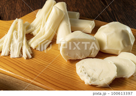 新鮮で美味しいチーズの盛り合わせ 新鮮で美味しいチーズの盛り合わせ 100613397