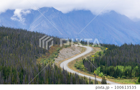 Scenic Road in the Canadian Nature Mountain Landscape during Fall Season 100613535