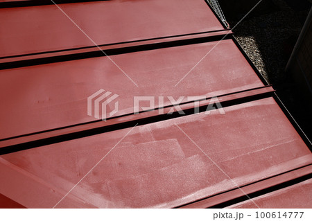 研磨し錆防止剤を塗ったトタン屋根 100614777