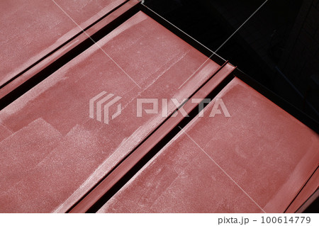 研磨し錆防止剤を塗ったトタン屋根 100614779