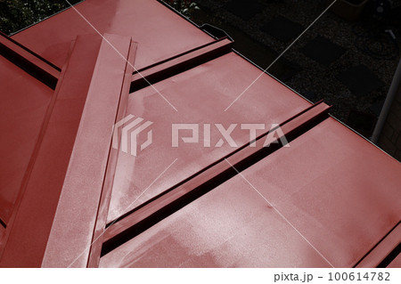 研磨し錆防止剤を塗ったトタン屋根 研磨し錆防止剤を塗ったトタン屋根 100614782