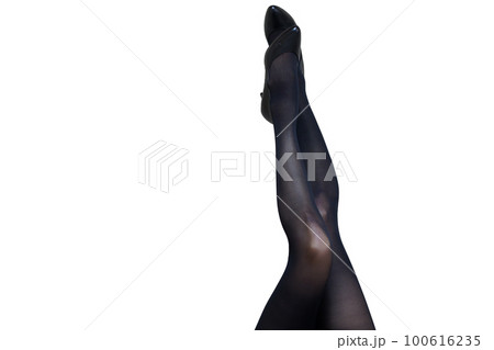 黒いストッキングとパンプスを履いた脚 100616235