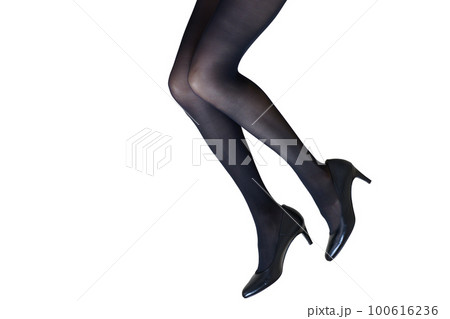 黒いストッキングとパンプスを履いた脚 100616236