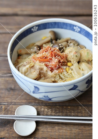 豆乳キムチ鍋の残りで作った具沢山煮込みラーメン 豆乳キムチ鍋の残りで作った具沢山煮込みラーメン 100616243