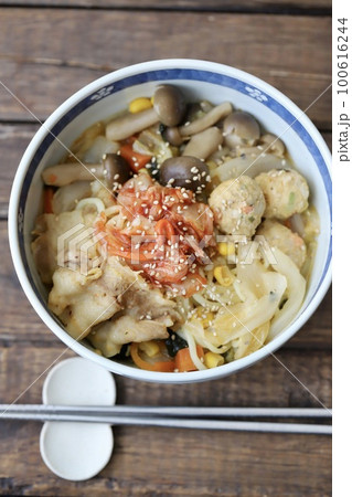 豆乳キムチ鍋の残りで作った具沢山煮込みラーメン 100616244