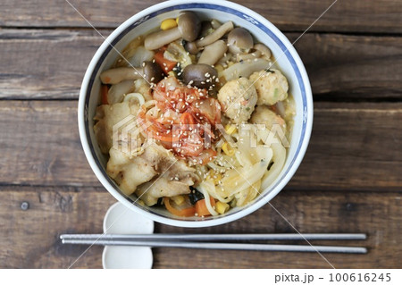 豆乳キムチ鍋の残りで作った具沢山煮込みラーメン 豆乳キムチ鍋の残りで作った具沢山煮込みラーメン 100616245