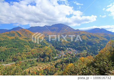 秋山郷の秋 苗場山と小赤沢集落 秋山郷の秋 苗場山と小赤沢集落 100616732