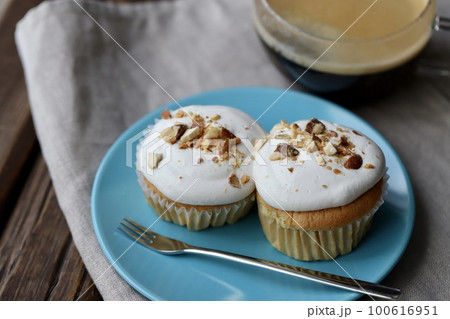 米粉を使ったグルテンフリーのカップシフォンケーキとコーヒー 米粉を使ったグルテンフリーのカップシフォンケーキとコーヒー 100616951