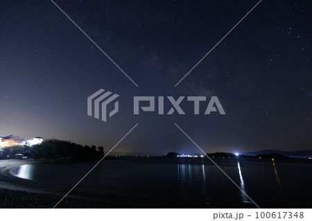 日本の岡山県備前市の美しい瀬戸内海に浮かぶ星空 日本の岡山県備前市の美しい瀬戸内海に浮かぶ星空 100617348