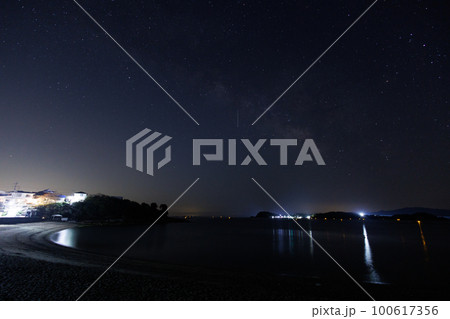日本の岡山県備前市の美しい瀬戸内海に浮かぶ星空 日本の岡山県備前市の美しい瀬戸内海に浮かぶ星空 100617356