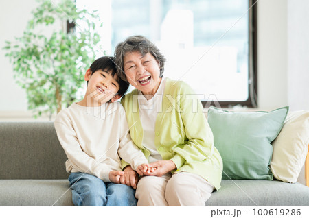 リビングで過ごすおばあちゃんと孫 リビングで過ごすおばあちゃんと孫 100619286