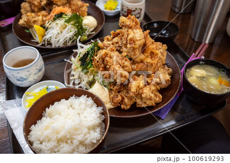 日本のとても美味しい唐揚げ定食 100619293
