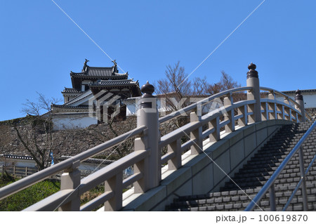 福知山城　昇竜橋から天守閣を望む　　 100619870