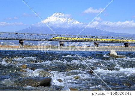 富士山を横に見て富士川橋を走行するドクターイエローの写真素材 