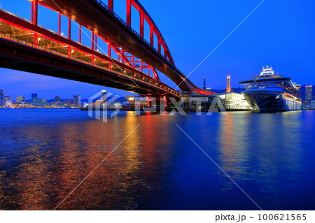 【兵庫県】神戸大橋とダイヤモンドプリンセスの夜景 【兵庫県】神戸大橋とダイヤモンドプリンセスの夜景 100621565