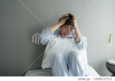寝室の40代男性 寝室の40代男性 100622511