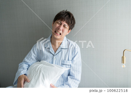 寝室の40代男性 100622518
