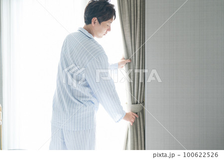 寝室の40代男性 寝室の40代男性 100622526