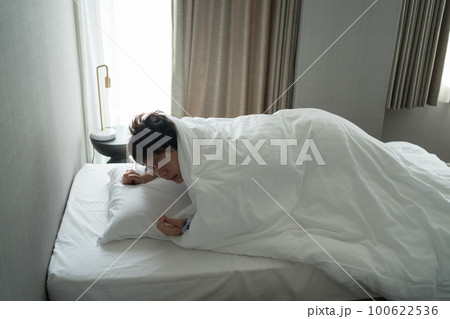 寝室の40代男性 100622536