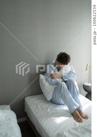 寝室の40代男性 100622539