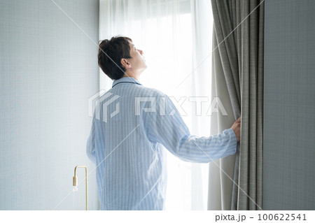 寝室の40代男性 100622541