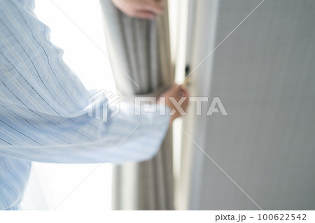 寝室の40代男性 寝室の40代男性 100622542