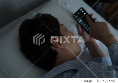 寝室の40代男性 寝室の40代男性 100622545