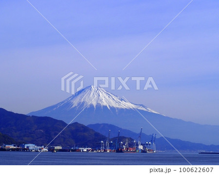 ＜静岡市清水＞清水港からみた興津ふ頭越しの富士山 100622607