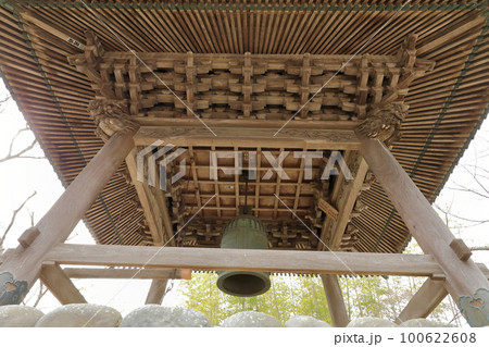 釣鐘を見上げると 釣鐘を見上げると 100622608