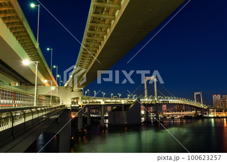 東京湾レインボーブリッジの夜景 東京湾レインボーブリッジの夜景 100623257