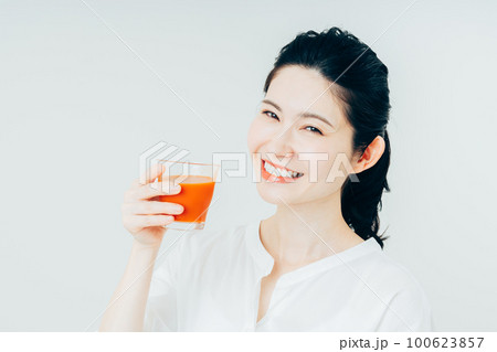 野菜ジュースを飲むミドルの女性 100623857
