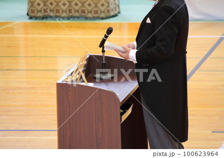 小学校の卒業式での校長先生の式辞 100623964