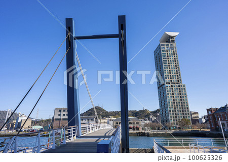 ブルーウィングもじ(はね橋)と門司港レトロ展望室 100625326