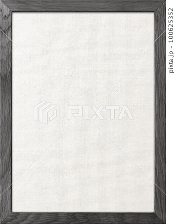 木製フレームの濃い灰色の枠のあるきめ細かい白い綿麻キャンバス地ボードの縦長の背景画像 100625352
