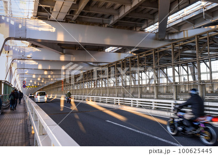 早朝の東京湾レインボーブリッジ遊歩道 100625445