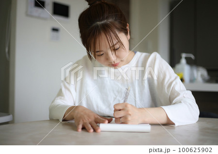 手紙を書く女性 100625902