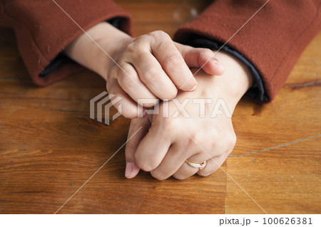 young women suffering from itching skin sitting on park young women suffering from itching skin sitting on park 100626381