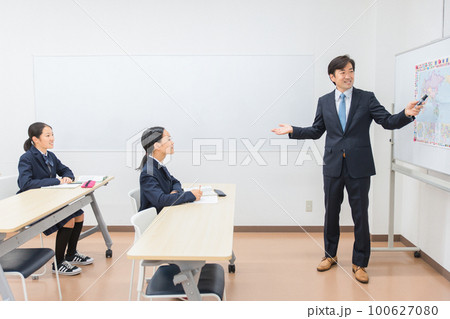 塾・学校の教室で先生に勉強を教わる小学生・中学生・高校生の子供(女の子) 塾・学校の教室で先生に勉強を教わる小学生・中学生・高校生の子供(女の子) 100627080