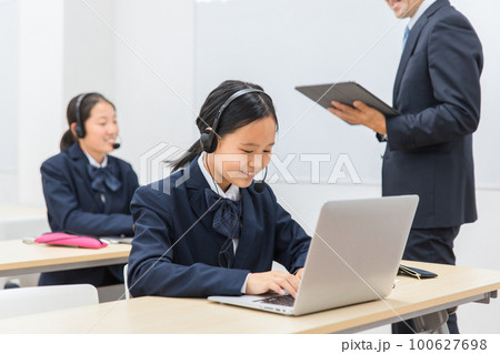 パソコンを使って勉強する制服姿の小学生・中学生・高校生の子供（ICT教育・授業・生徒） 100627698
