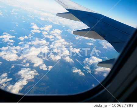 飛行機の窓からの景色 100627898
