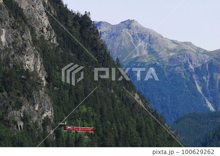 スイス・フィリズール付近を走るレーティッシュ鉄道の列車 スイス・フィリズール付近を走るレーティッシュ鉄道の列車 100629262
