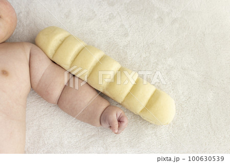 上半身裸の赤ちゃんの腕とちぎりパン(0歳3か月、男の子、日本人) 上半身裸の赤ちゃんの腕とちぎりパン(0歳3か月、男の子、日本人) 100630539