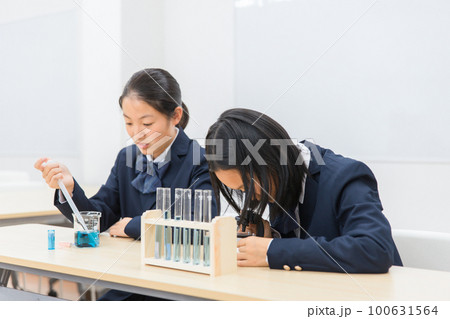 理科の実験をする中学生の女の子 理科の実験をする中学生の女の子 100631564