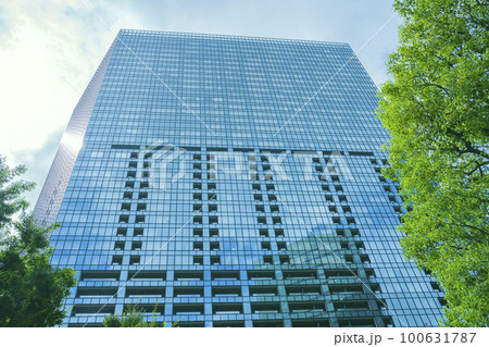 東京都新宿区のマンションやオフィス街の高層ビルが立ち並ぶ風景 東京都新宿区のマンションやオフィス街の高層ビルが立ち並ぶ風景 100631787