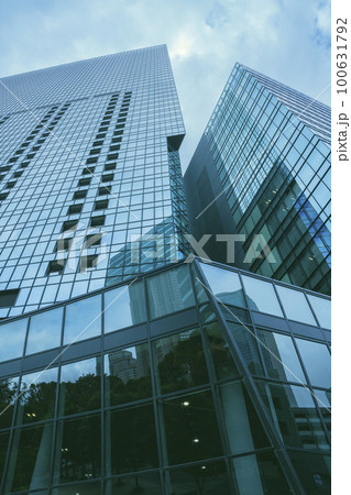 東京都新宿区のマンションやオフィス街の高層ビルが立ち並ぶ風景 100631792