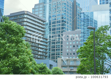 東京都新宿区のマンションやオフィス街の高層ビルが立ち並ぶ風景 100631793