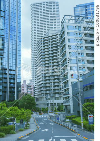 東京都新宿区のマンションやオフィス街の高層ビルが立ち並ぶ風景 東京都新宿区のマンションやオフィス街の高層ビルが立ち並ぶ風景 100631796